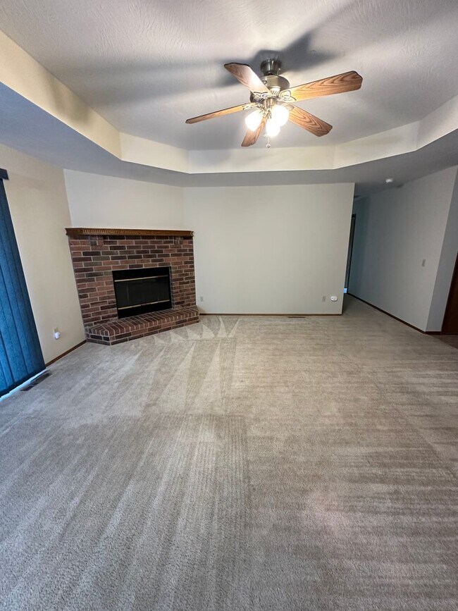 Foto del edificio - Charming 3 Bedroom Brick Home with Fenced Backyard