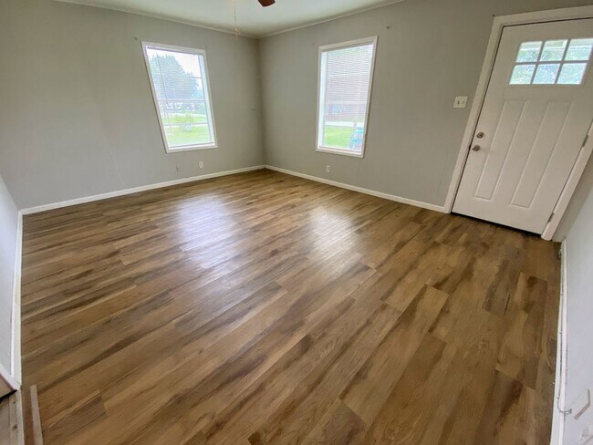Building Photo - Cozy 2-Bedroom Home for Rent in South Lake...