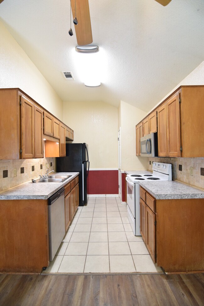 Building Photo - 203 Bronc Dr