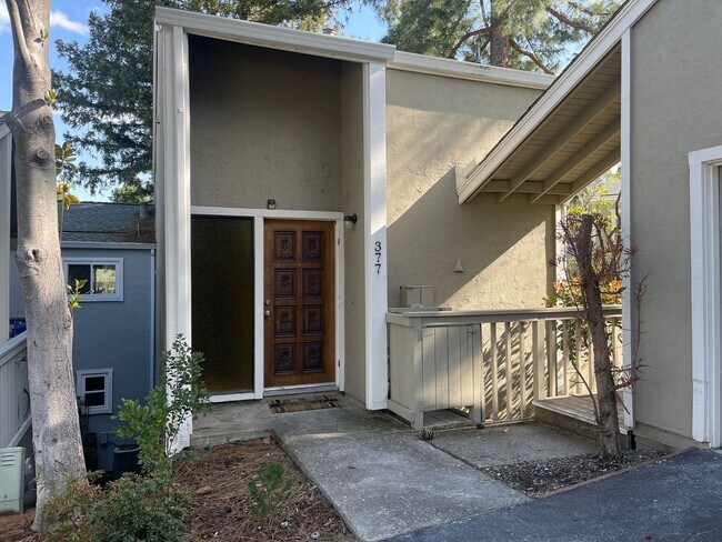 Building Photo - Updated 4 bedroom 2.5 bath townhome in    ...