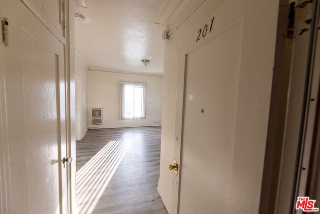 Building Photo - 946 S Burlington Ave