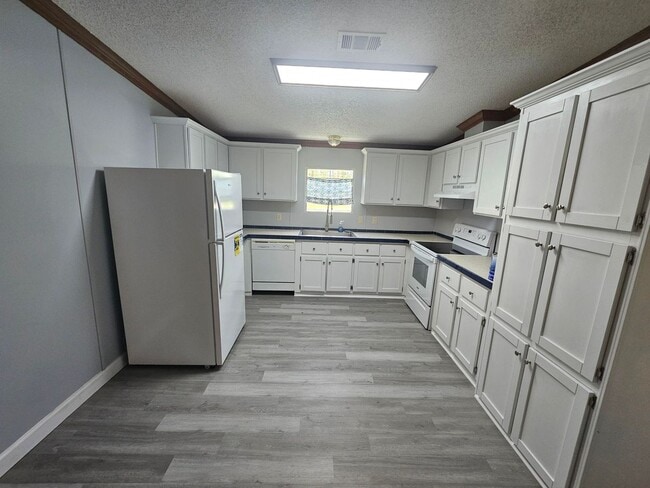Building Photo - Peaceful living 4BR/3BA Home with plenty o...