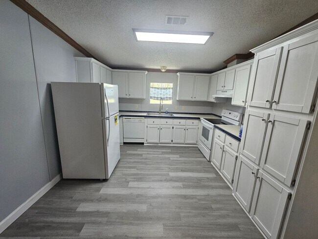Foto del edificio - Peaceful living 4BR/3BA Home with plenty o...