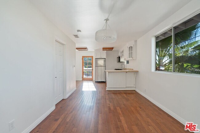 Building Photo - 4127 1/2 Sunset Dr
