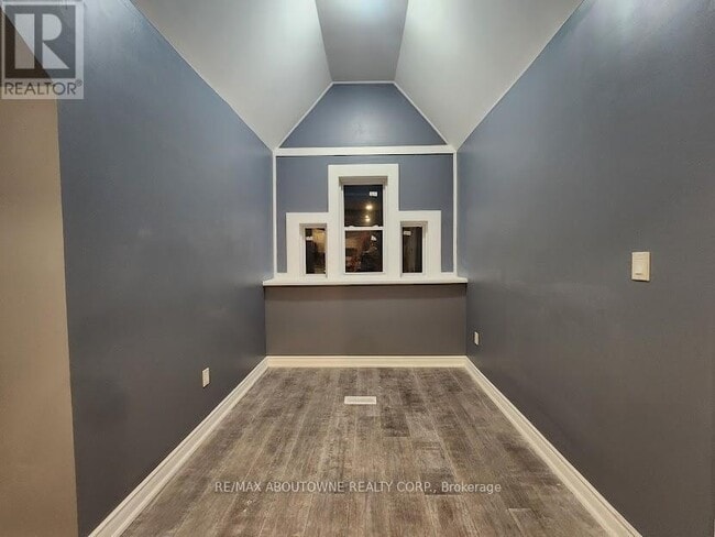 Photo du bâtiment - 498 Main St E