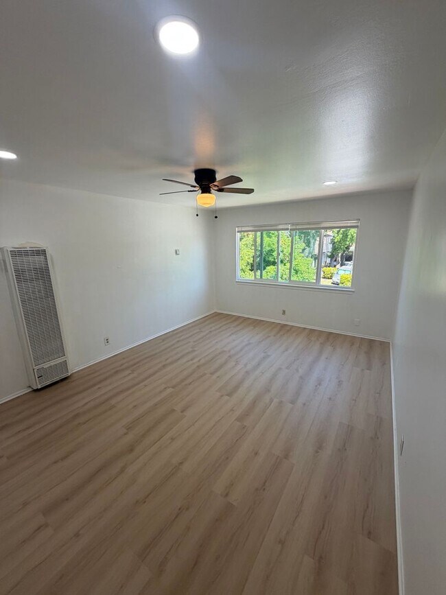 Foto del edificio - 831 Opal Dr