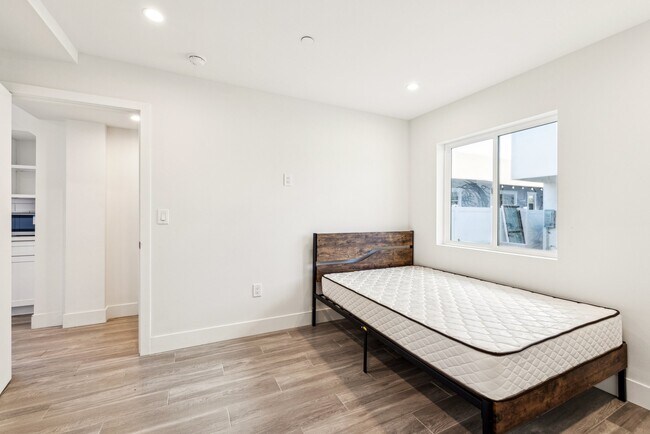 Foto del edificio - 1348 W 35th Pl