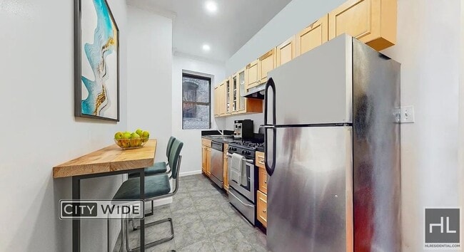 Foto del edificio - 4 BED WITH IN-UNIT LAUNDRY + ELEVATOR BUIL...