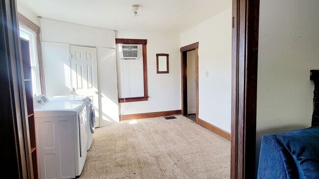 Foto del edificio - 5 Bed/2 Bath House Near WVU Main Campus - Available 08/05/2026