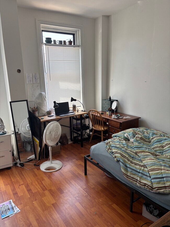 Foto del edificio - 337 W Girard Ave