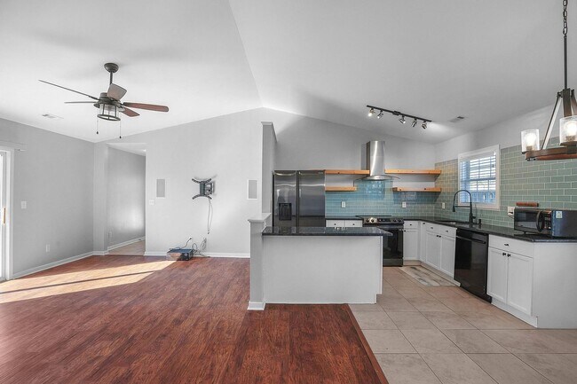 Foto del edificio - House for Rent in Wilmington with Fenced yard!