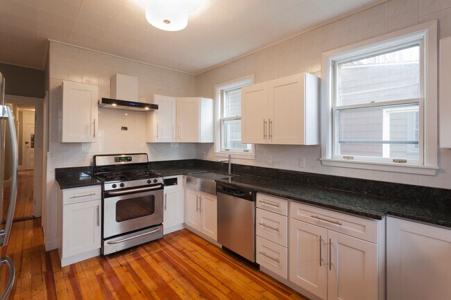 Foto del edificio - 9/1 No Fee! Two-level 5BR/3BA near Porter Sq!