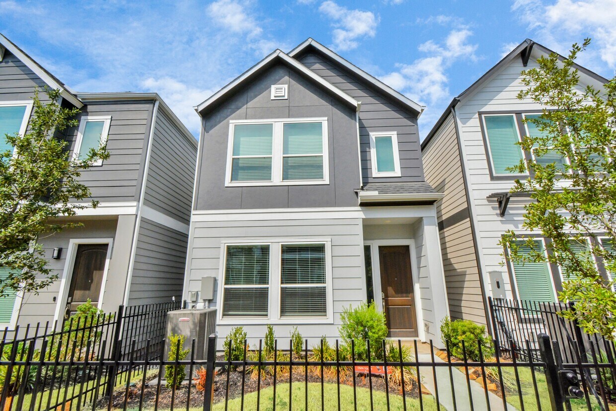 Foto principal - 721 Strawberry Pines Ct