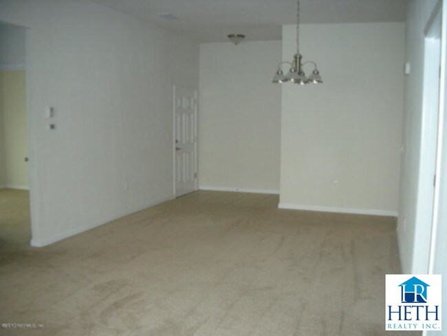 Building Photo - Ideal Location!