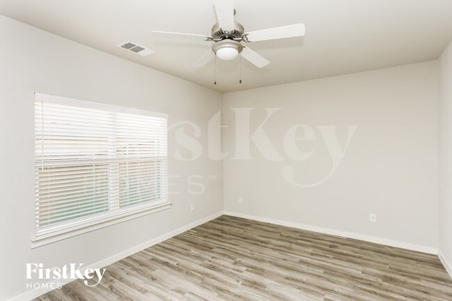 Building Photo - 616 Ava Trl