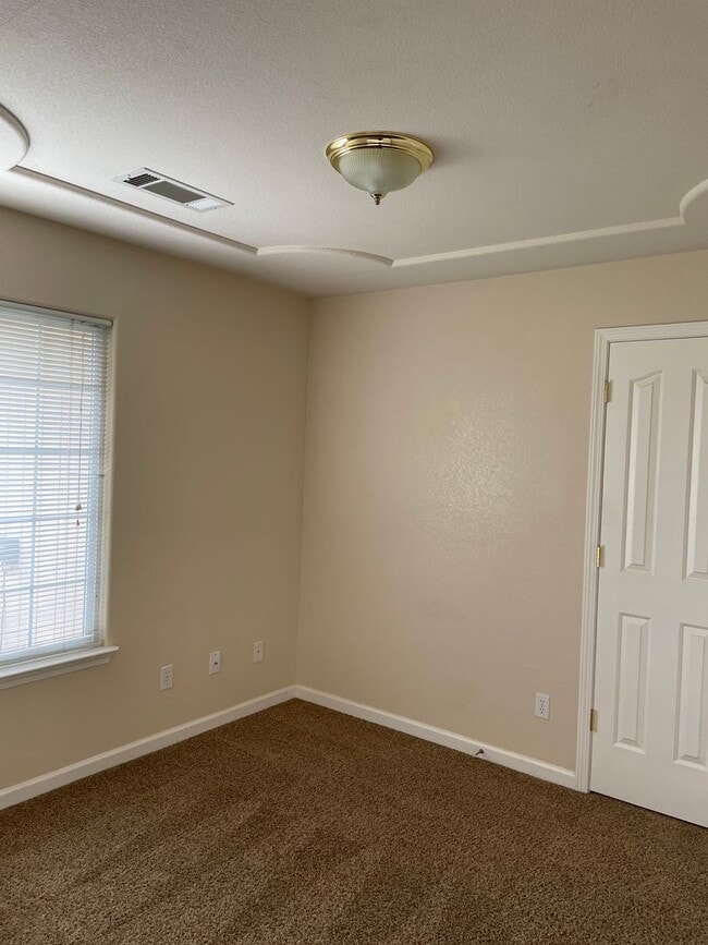 Building Photo - 4 BED 2 BATH LOCATED IN THE RAVENWOOD SUBDIVISION