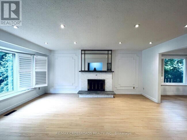 Building Photo - 27 Fernway Crescent