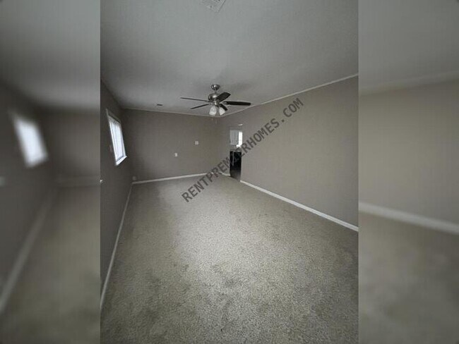 Foto del edificio - 1501 School Dr