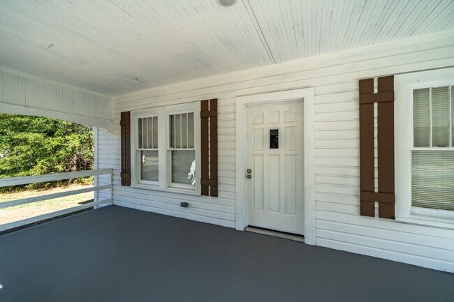 Foto del edificio - Renovated Gem with Space & Style in Bessemer