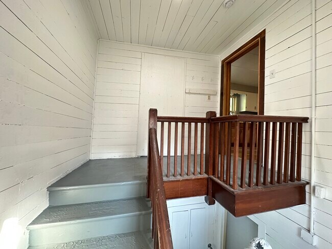 entrada trasera a la unidad - 510 Mather St