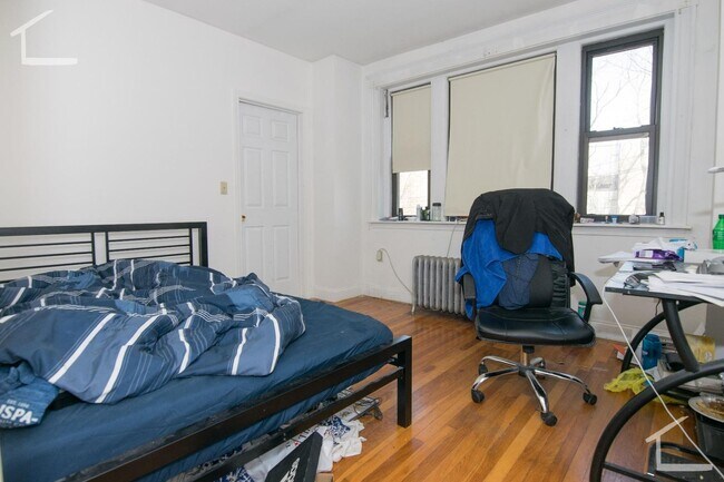 Foto del edificio - 9/1 Spacious top floor 4BR/2BA with heat inc, balcony!