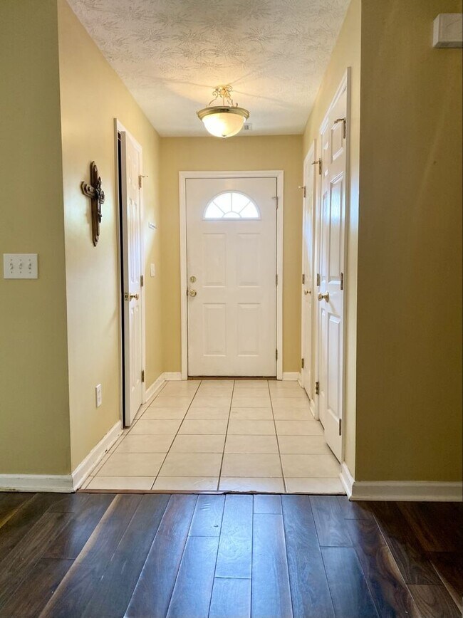 Foto del edificio - 3 Bedroom Townhouse in Auburn!