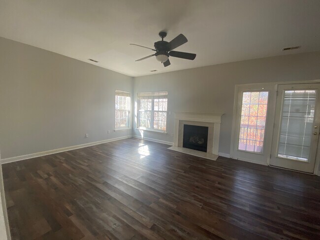 Foto del edificio - Room in Single Family Home on Hampton Pl Dr
