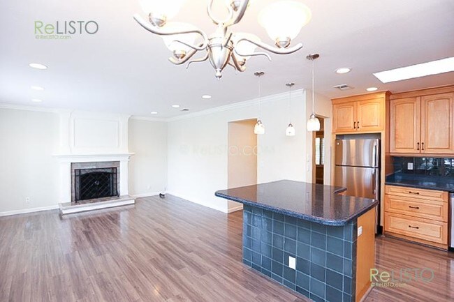 Building Photo - 647 Larchmont Dr