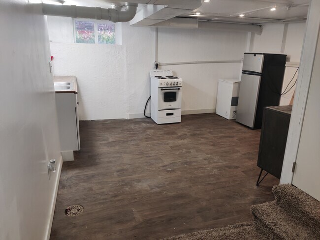 Building Photo - 825 Binford St