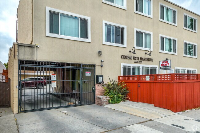 Garaje del edificio - Chateau Vista Apartments