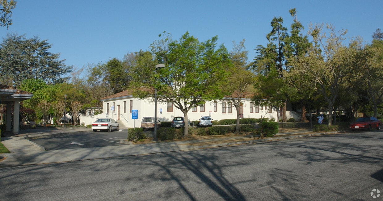 Building Photo - Redwood Manor