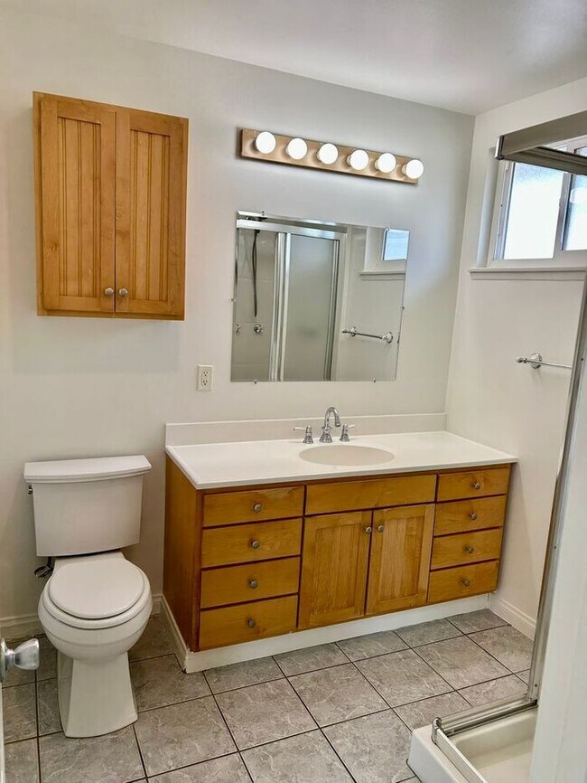 Foto del edificio - FANTASTIC 4BD 1&3/4BA HOUSE FOR LEASE ON CUL-DE-SAC!