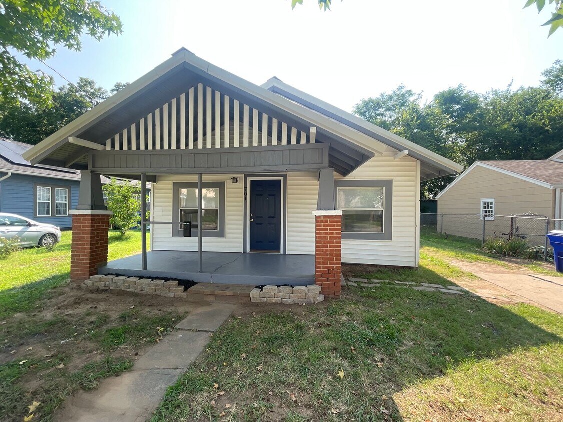 Primary Photo - All brand new and updated! Storage buildin...