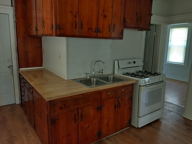 Building Photo - 113 Division St