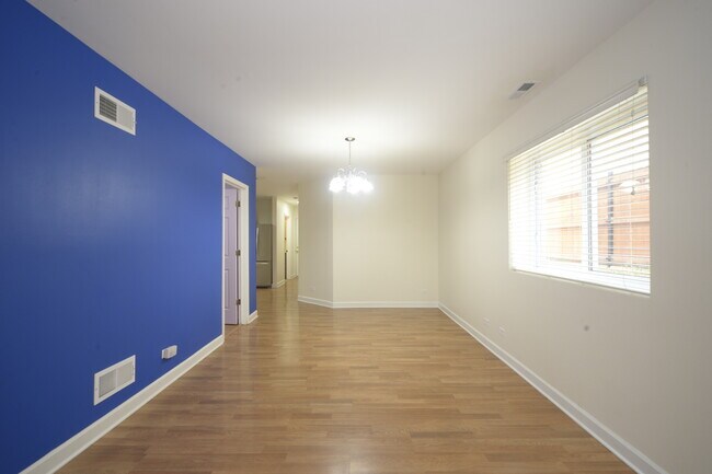 Foto del edificio - 2652 N Mont Clare Ave