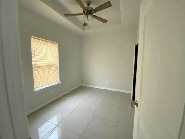 Foto del edificio - 1914 Bahamas Dr