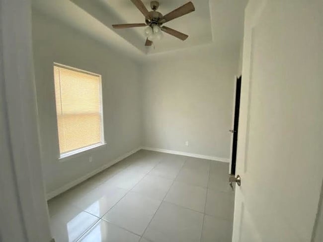 Building Photo - 1914 Bahamas Dr