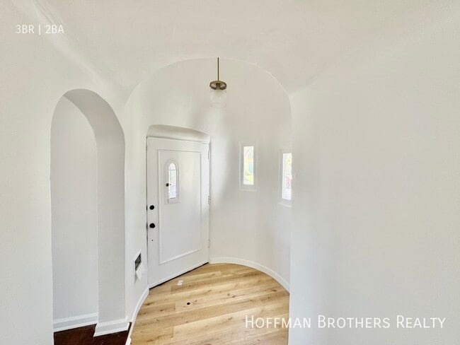 Building Photo - 302 N Mansfield Ave