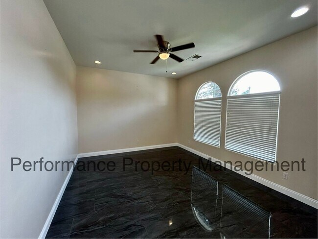 Building Photo - Gorgeous Seven Oaks Home with Entertainers...