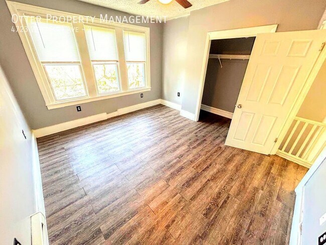 Building Photo - 2BR/1BA Light-filled Apt near Shopping & A...