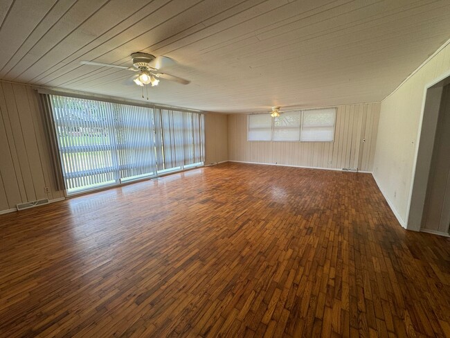 Building Photo - Nice 3/2 House in Summerville Park- $1,795