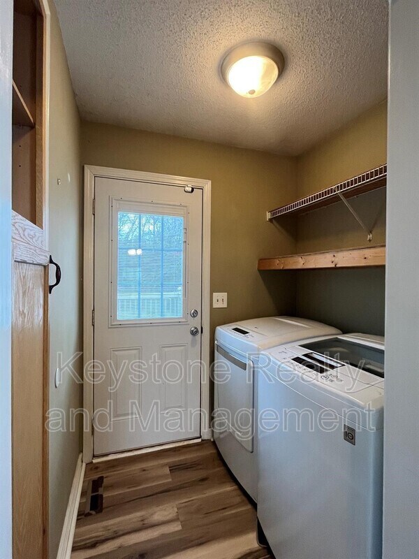 Building Photo - 404 Sideline Dr