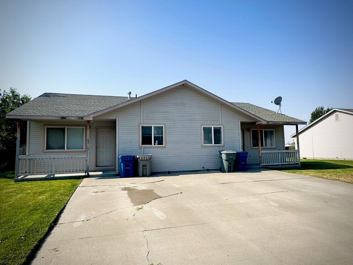 11631165 Dogwood Cir, Mountain Home, ID 83647 Townhome Rentals in