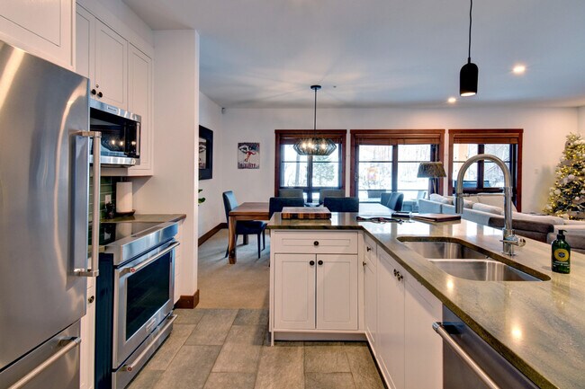 Building Photo - 1510 Chem. du Versant Soleil