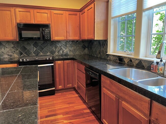 Building Photo - 2 Bed, 2 Bath Rental Close to Mt. Bachelor!