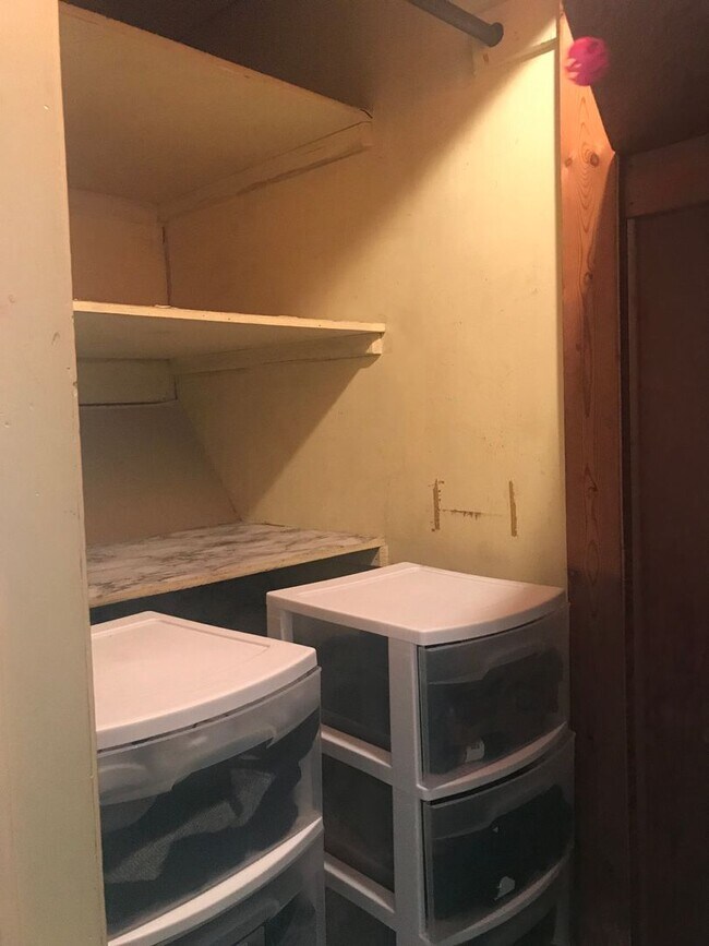 Building Photo - $700.00 1 Bedroom Studio