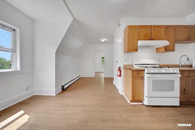 Building Photo - Charming 2BR Apartment in Newark