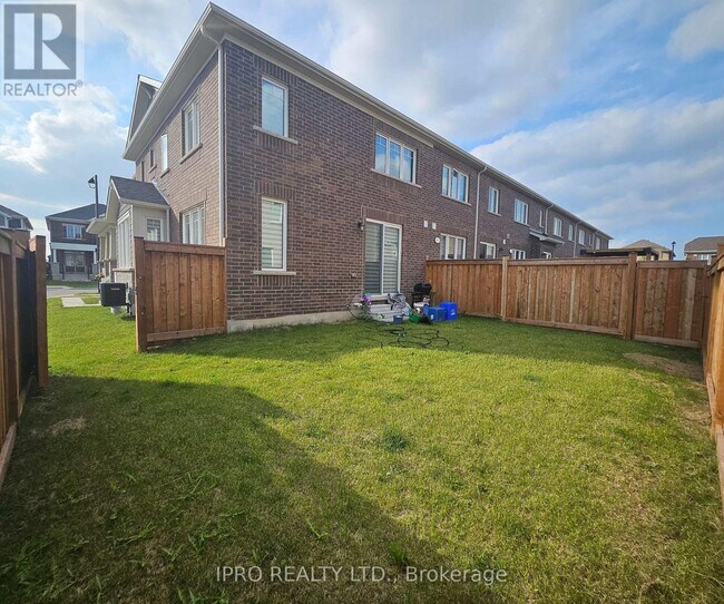 Building Photo - 852 Aspen Tsse.