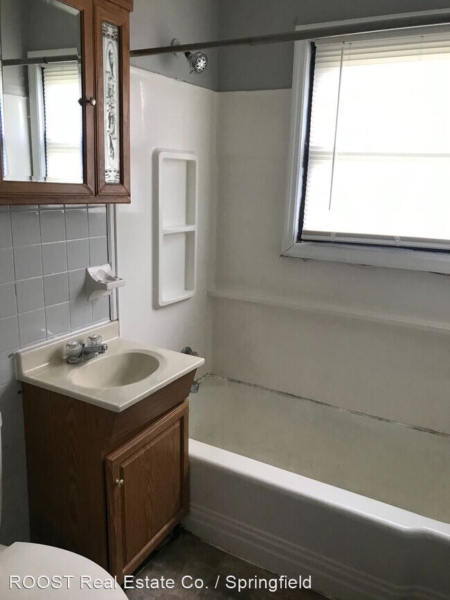 Building Photo - 3 br, 1 bath House - 814 S Burnett Rd