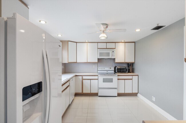 Foto del edificio - 3300 S Ocean Blvd